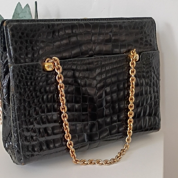Vintage Gucci Black Crocodile-Embossed Bag with Gold Chain Flawed - Picture 6 of 16